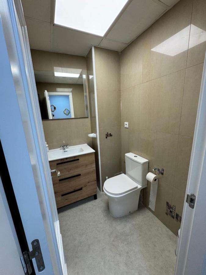 Dormitorio con cama doble