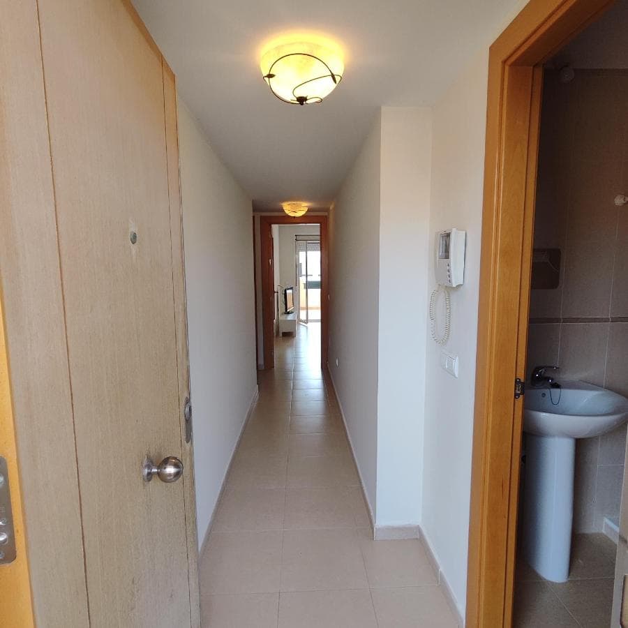 Dormitorio con cama doble grande